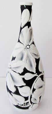 2468CJB Entwined Black & White, Kelsey Murphy/Robert Bomkamp CARVED'Cameo' Vase