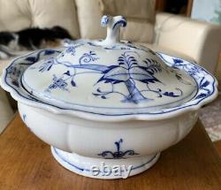 Antique Meissen Blue Onion lidded porcelain 9 In. Round serving bowl