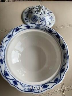 Antique Meissen Blue Onion lidded porcelain 9 In. Round serving bowl