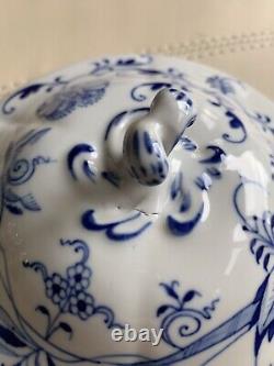 Antique Meissen Blue Onion lidded porcelain 9 In. Round serving bowl