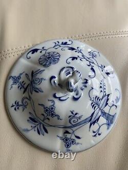 Antique Meissen Blue Onion lidded porcelain 9 In. Round serving bowl