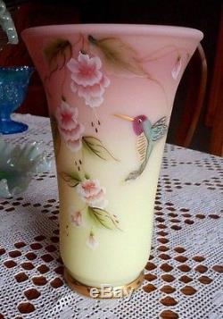 Fenton Art Glass Connoisseur Collection Burmese Vase Hummingbird 2002 Le