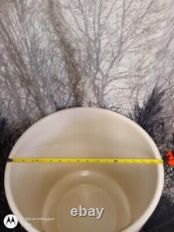 Gainey Ceramics La Verne California, U. S. A. Off White Planter Pot. Huge Pot