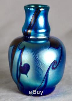 Gorgeous Iridescent Leaf/Heart & Vine Tiffany Style Unsigned Vase
