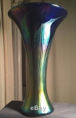Lundberg Studios 2001 Pulled Feather Trumpet Vase Iridescent Blue Purple 10 3/4