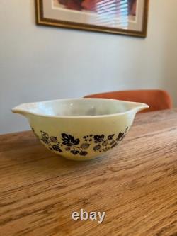 Rare Vintage Pyrex 1957 Black Gooseberry Cinderella Bowl set, GREAT condition