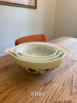 Rare Vintage Pyrex 1957 Black Gooseberry Cinderella Bowl set, GREAT condition