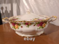 Royal Albert Old Country Roses 8 3/4 Covered Vegetable Bowl Mint Condition