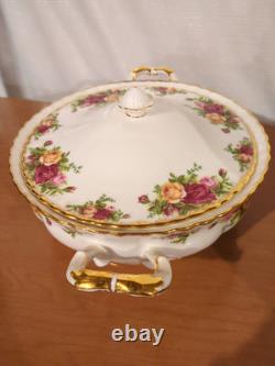 Royal Albert Old Country Roses 8 3/4 Covered Vegetable Bowl Mint Condition