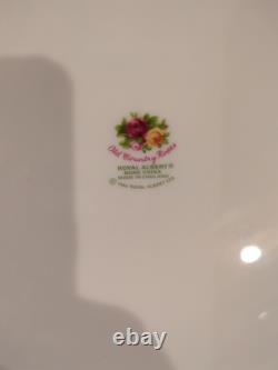 Royal Albert Old Country Roses 8 3/4 Covered Vegetable Bowl Mint Condition