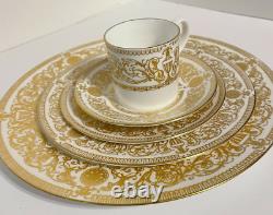 Royal Worcester Hyde Park Gold Gilt 5 Piece Plate Setting Mint