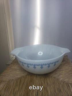Vintage 50's Set of 4 Pyrex Snowflake Cinderella Garland Nesting Mixing Bowls