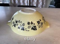 Vintage PYREX Set of 4 Gooseberry Cinderella Nesting Mixing Bowls Yellow & White