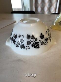 Vintage PYREX Set of 4 Gooseberry Cinderella Nesting Mixing Bowls Yellow & White
